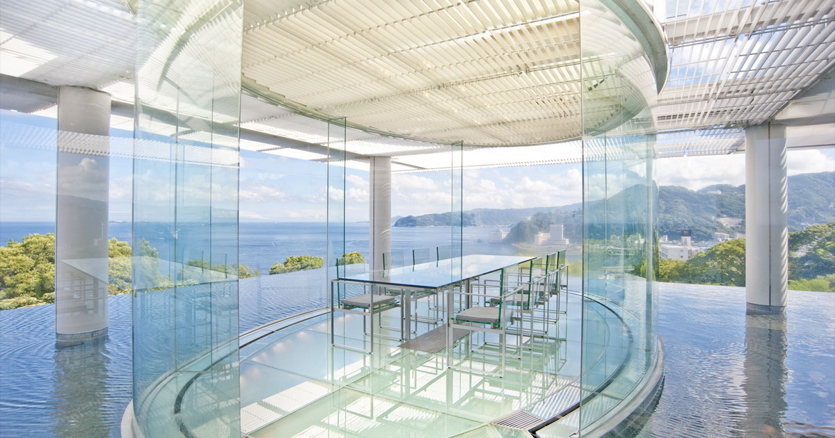 ATAMI 海峯楼 ガラスと水を用いた建築と相模湾の眺望