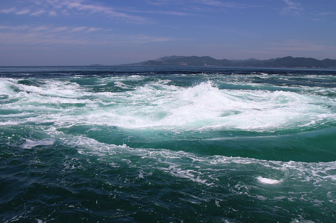 鳴門海峡に渦を巻く潮流