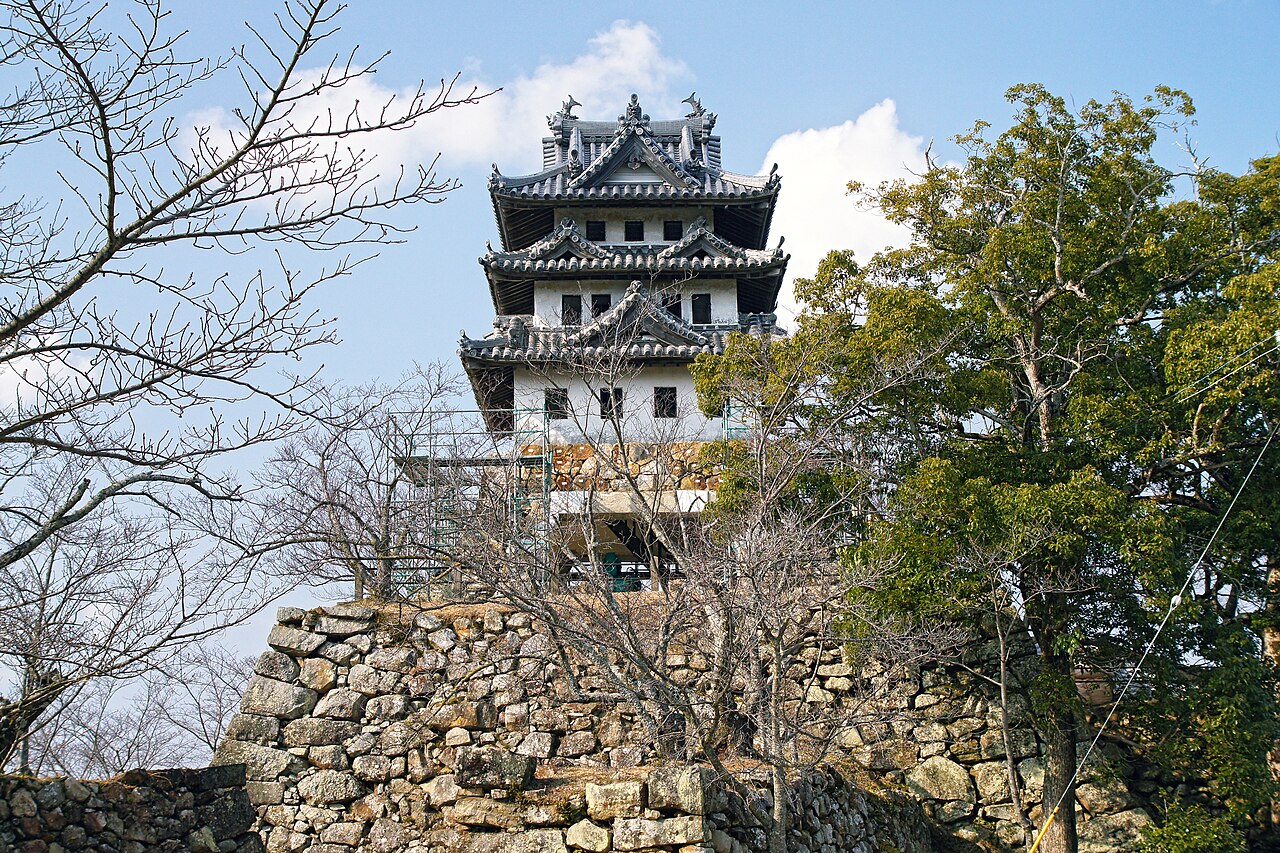 三熊山の山上に建つ洲本城の天守