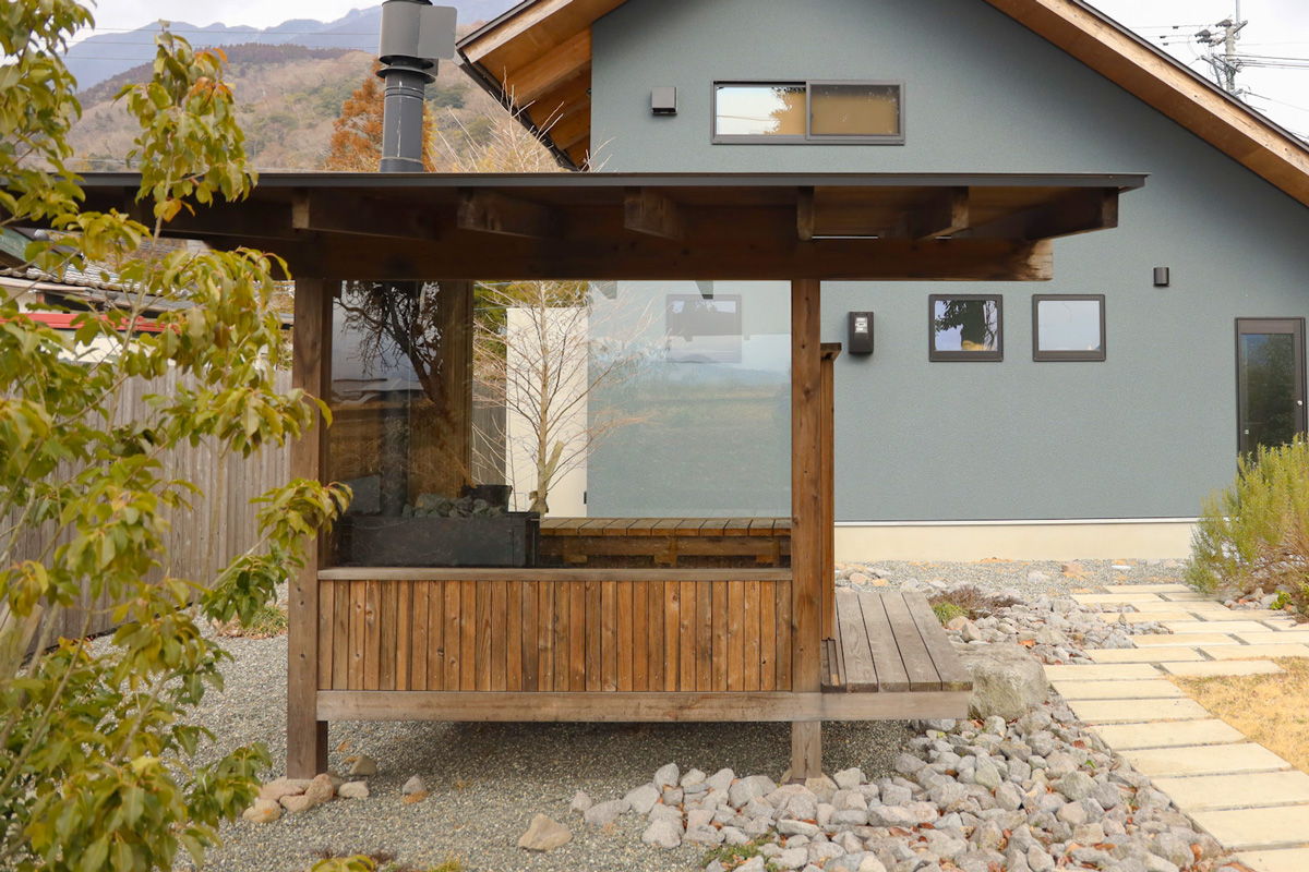 COCO VILLA 湯布院の薪サウナと外気浴スペース（由布岳を望む一棟貸しヴィラ）