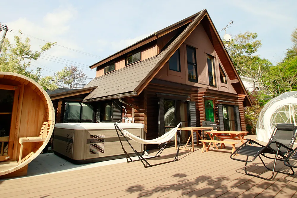 FEEEP RESORT 伊豆高原スタンダード（静岡）のログハウスとデッキ