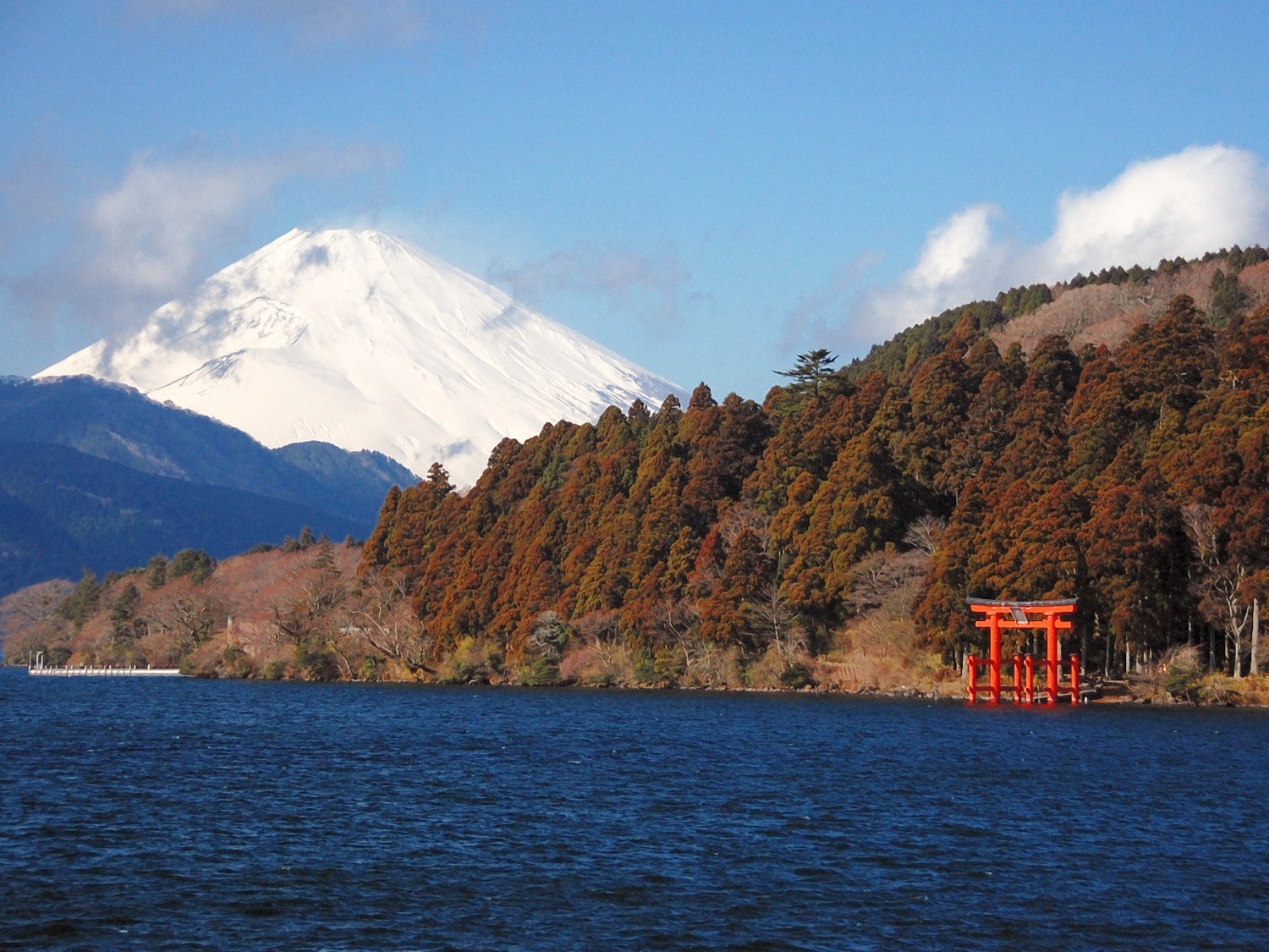 芦ノ湖と富士山、箱根神社の平和の鳥居（CC BY-SA 4.0／Kentagon）