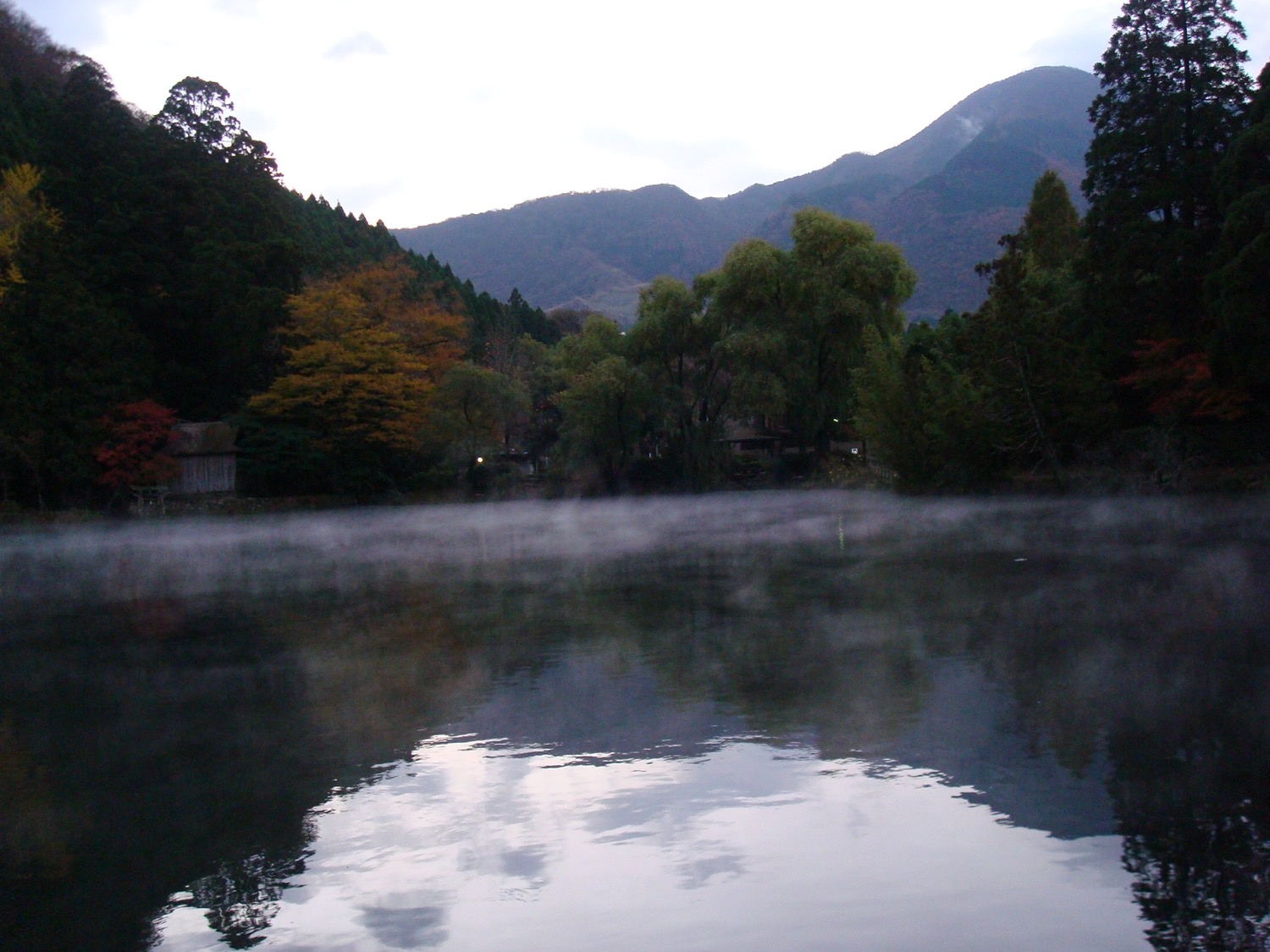 金鱗湖の朝霧（由布院）
