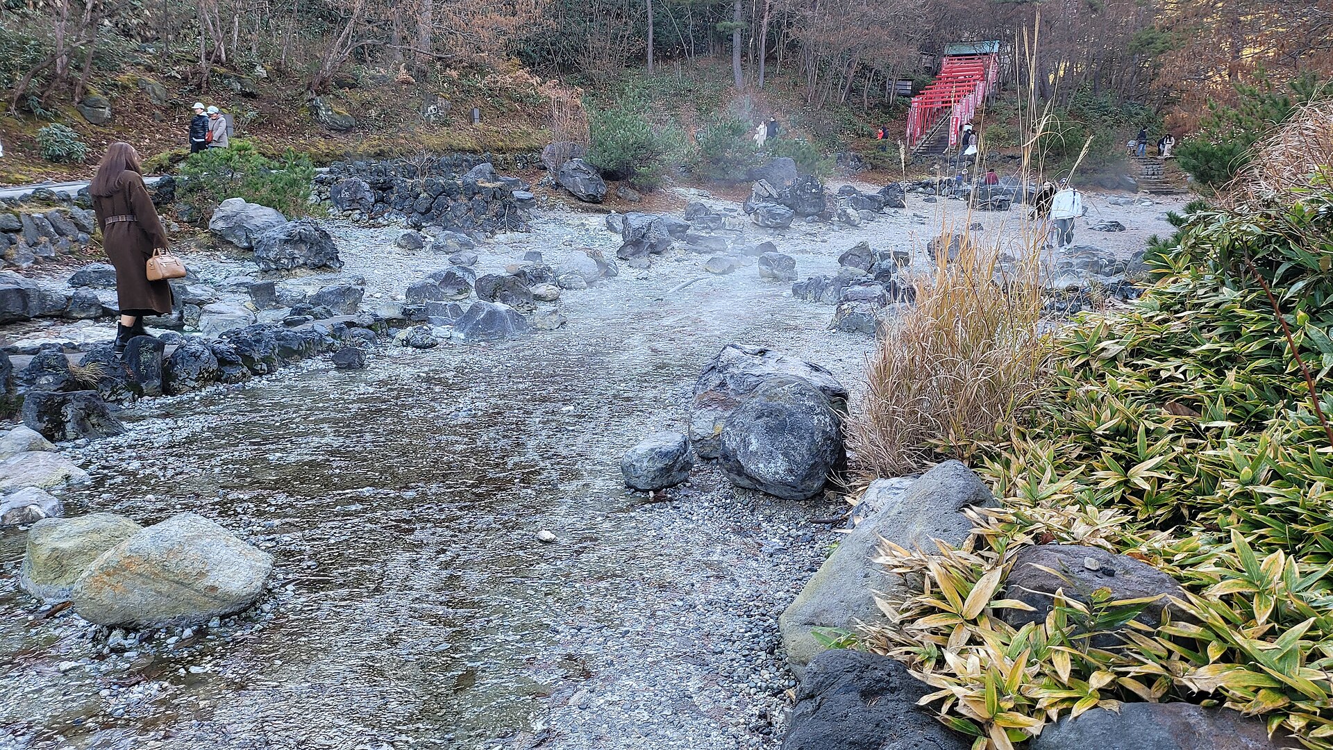 湯が流れる西の河原公園の河原と散策路