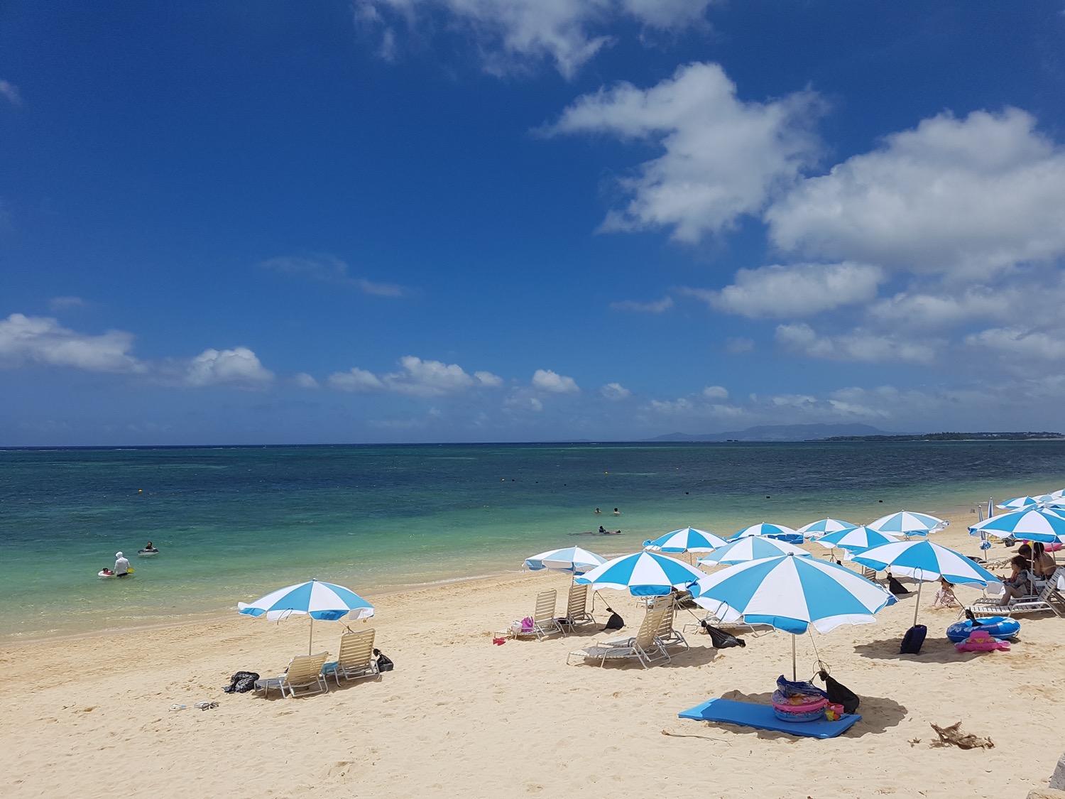 恩納村・谷茶の白砂ビーチと東シナ海