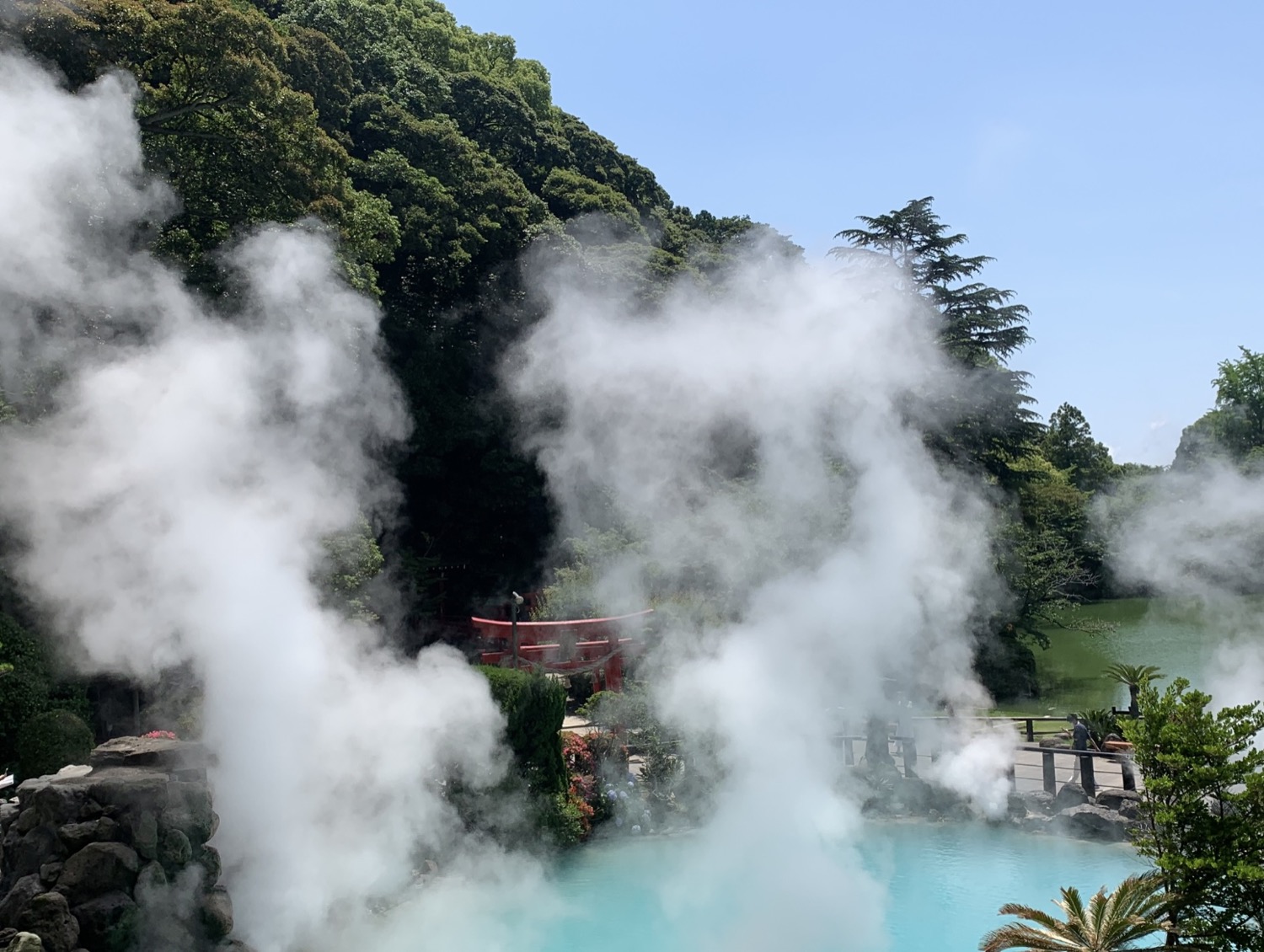 海地獄のコバルトブルーの熱泉（別府）