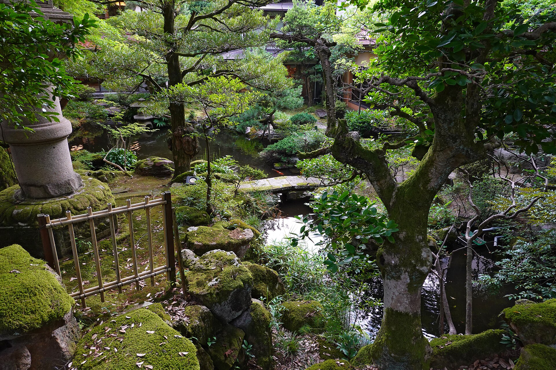 粟津温泉の老舗旅館 法師にある苔むした庭園