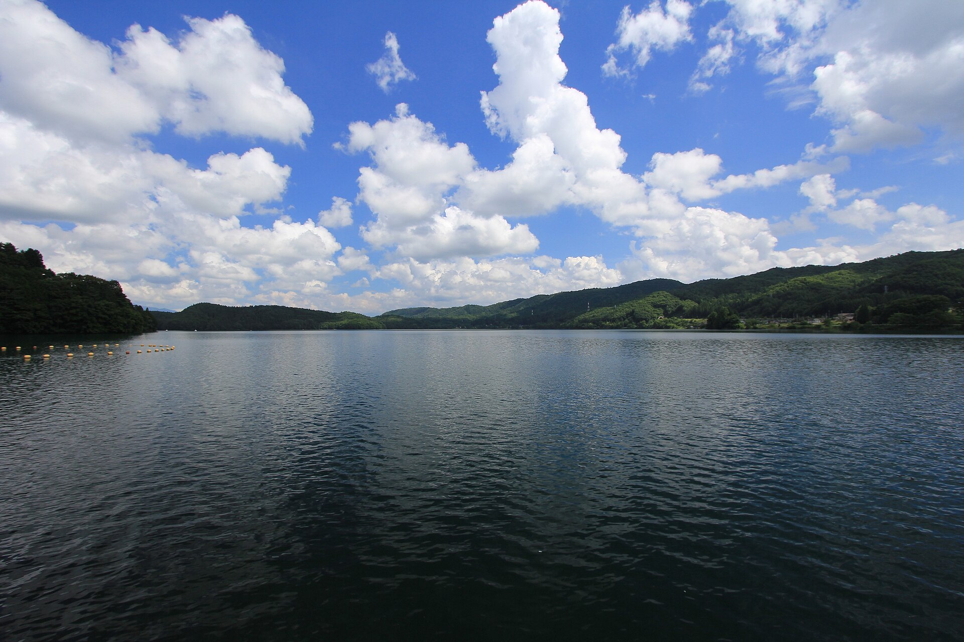 仁科三湖のひとつ青木湖（長野県大町市）