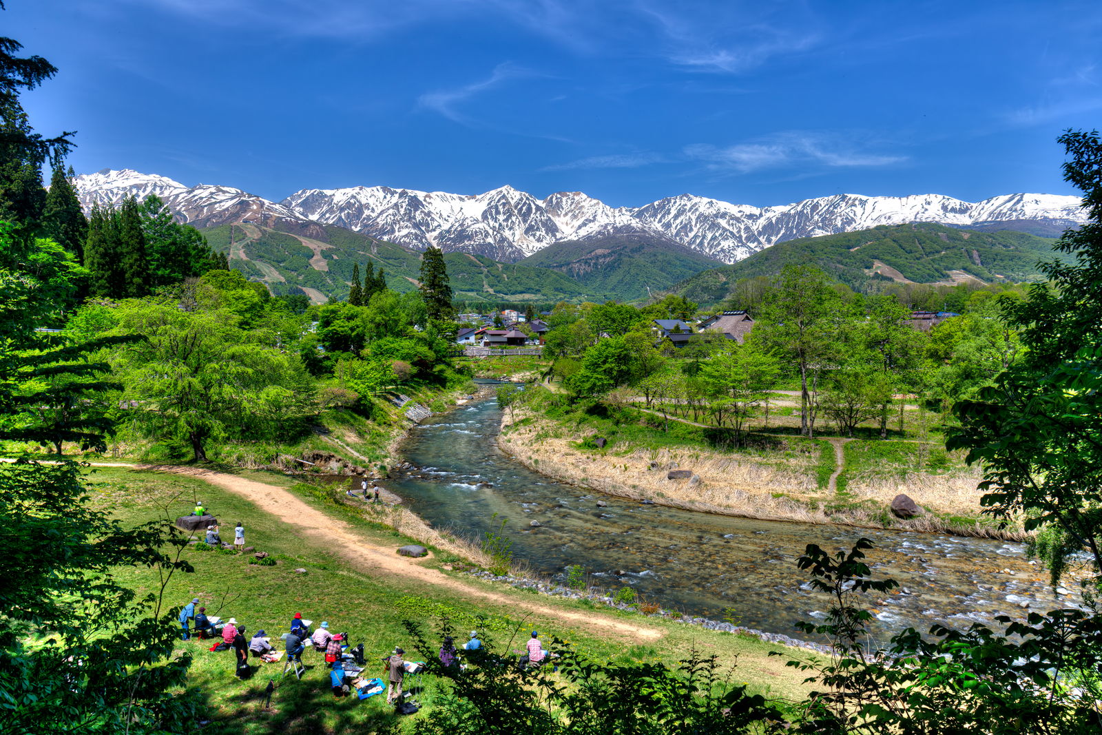 大出の吊橋から望む白馬三山と姫川（白馬村）
