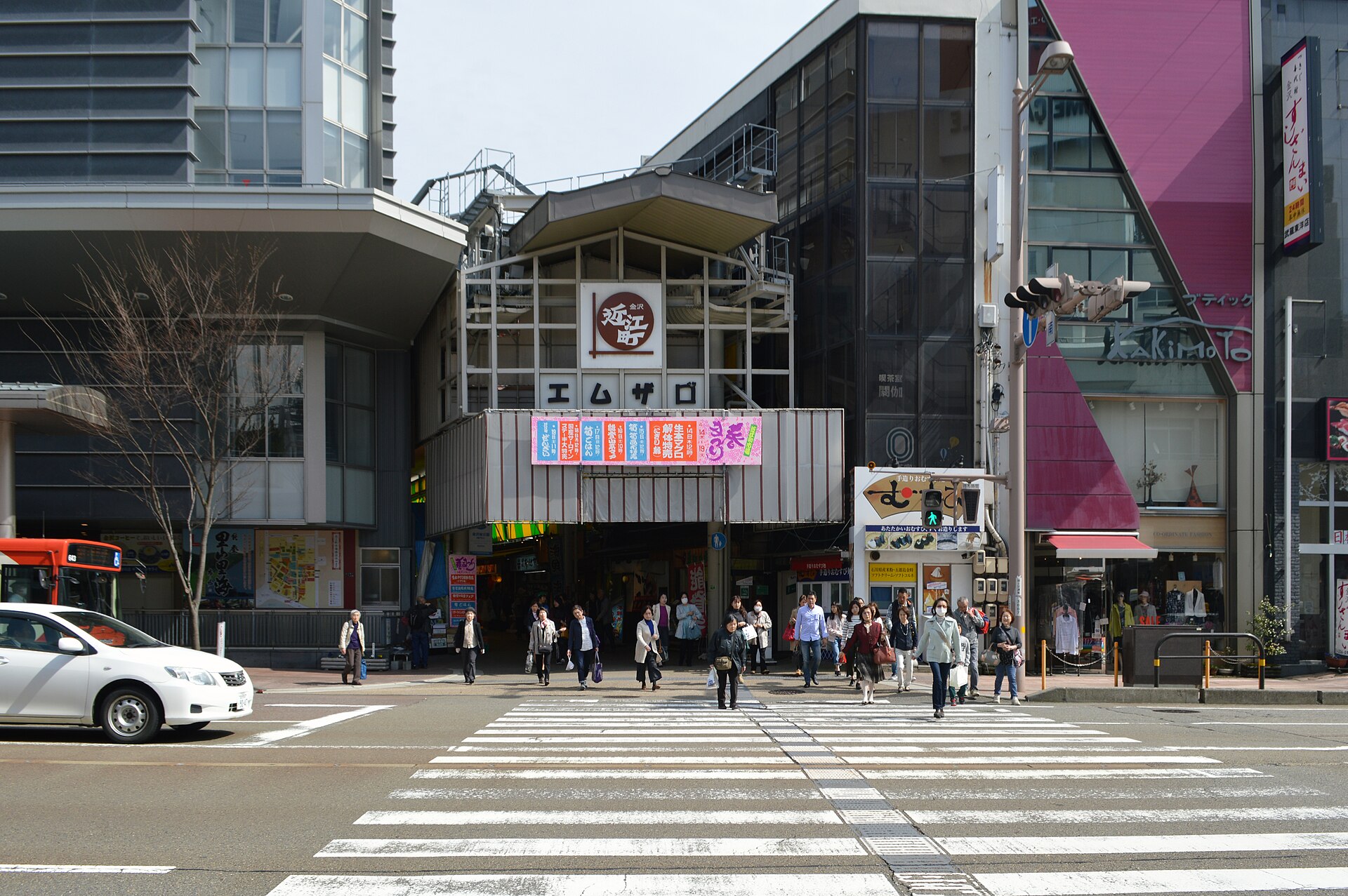 金沢市中心部にある近江町市場の入口