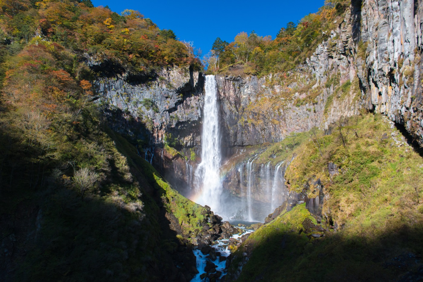 岩壁を一気に落ちる華厳滝