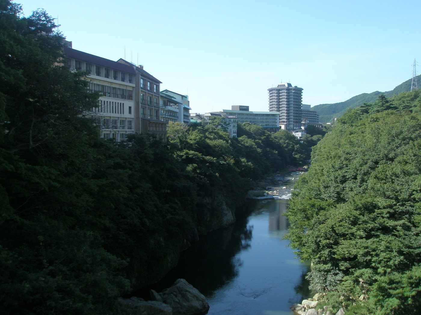 鬼怒川渓谷沿いに旅館が建ち並ぶ鬼怒川温泉