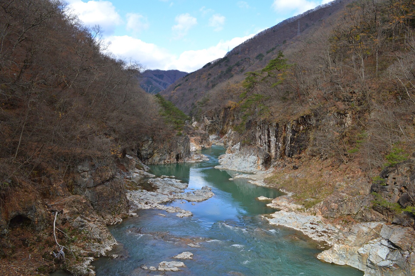 白い岩肌と青緑の水が続く龍王峡