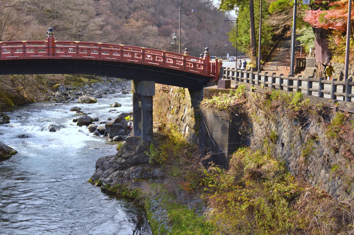大谷川に架かる朱塗りの神橋