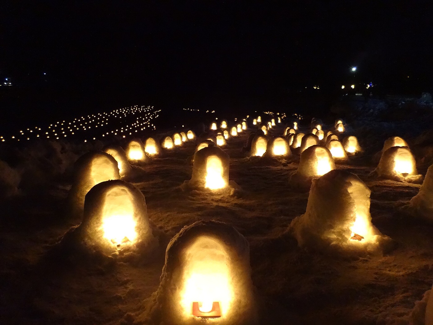 湯西川温泉かまくら祭で灯りがともるミニかまくら
