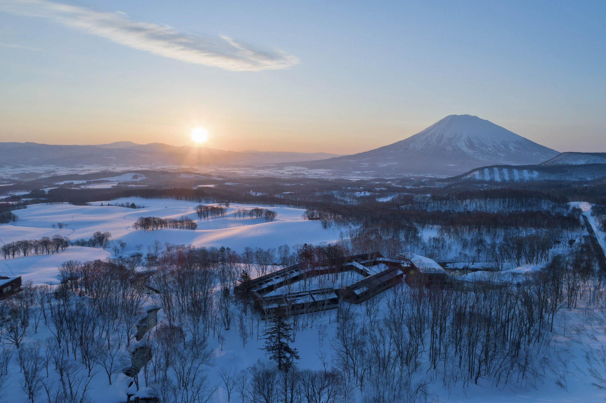 羊蹄山を望む森のなかに建つ坐忘林