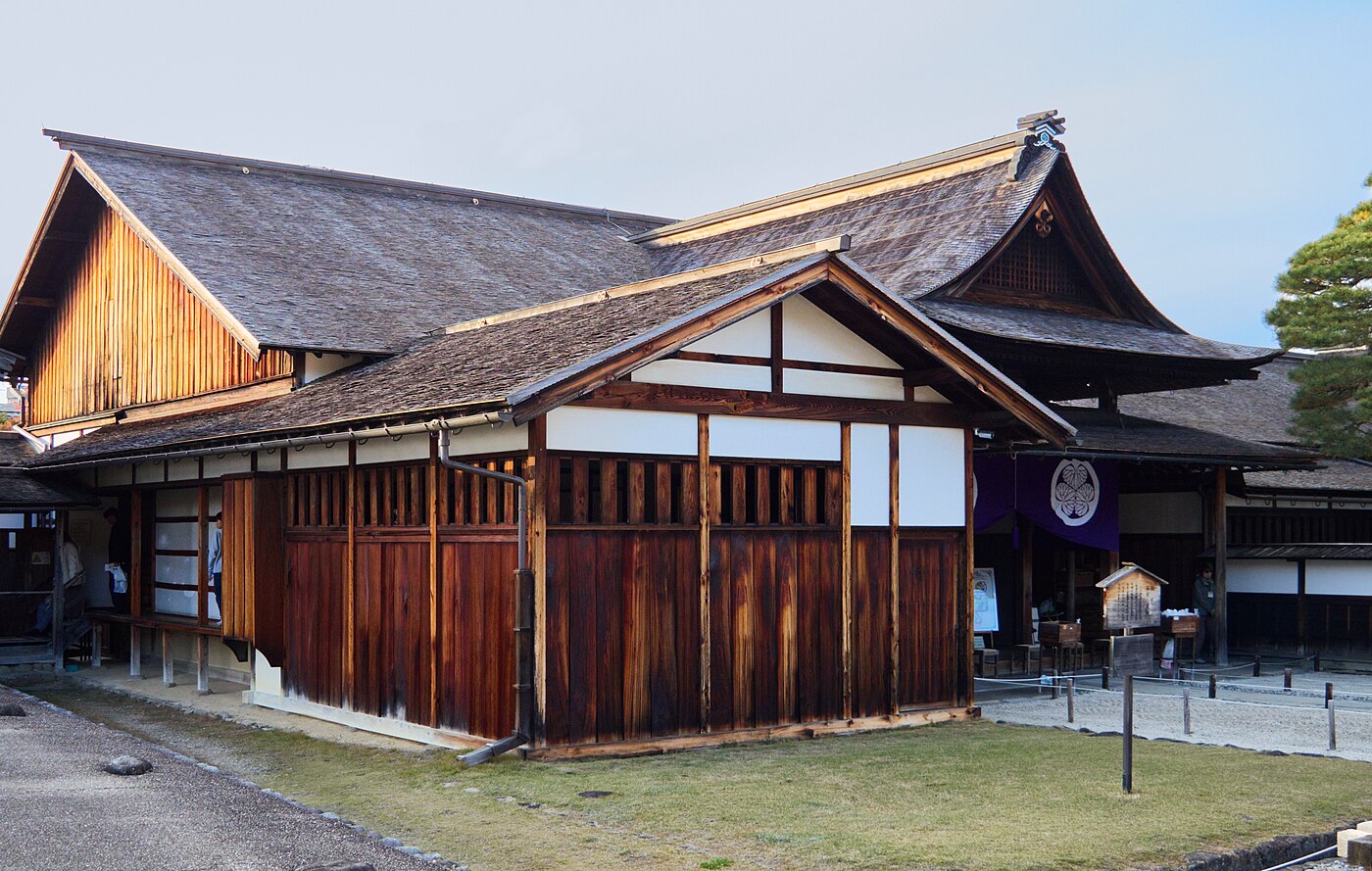 高山陣屋の建物と葵の紋の暖簾