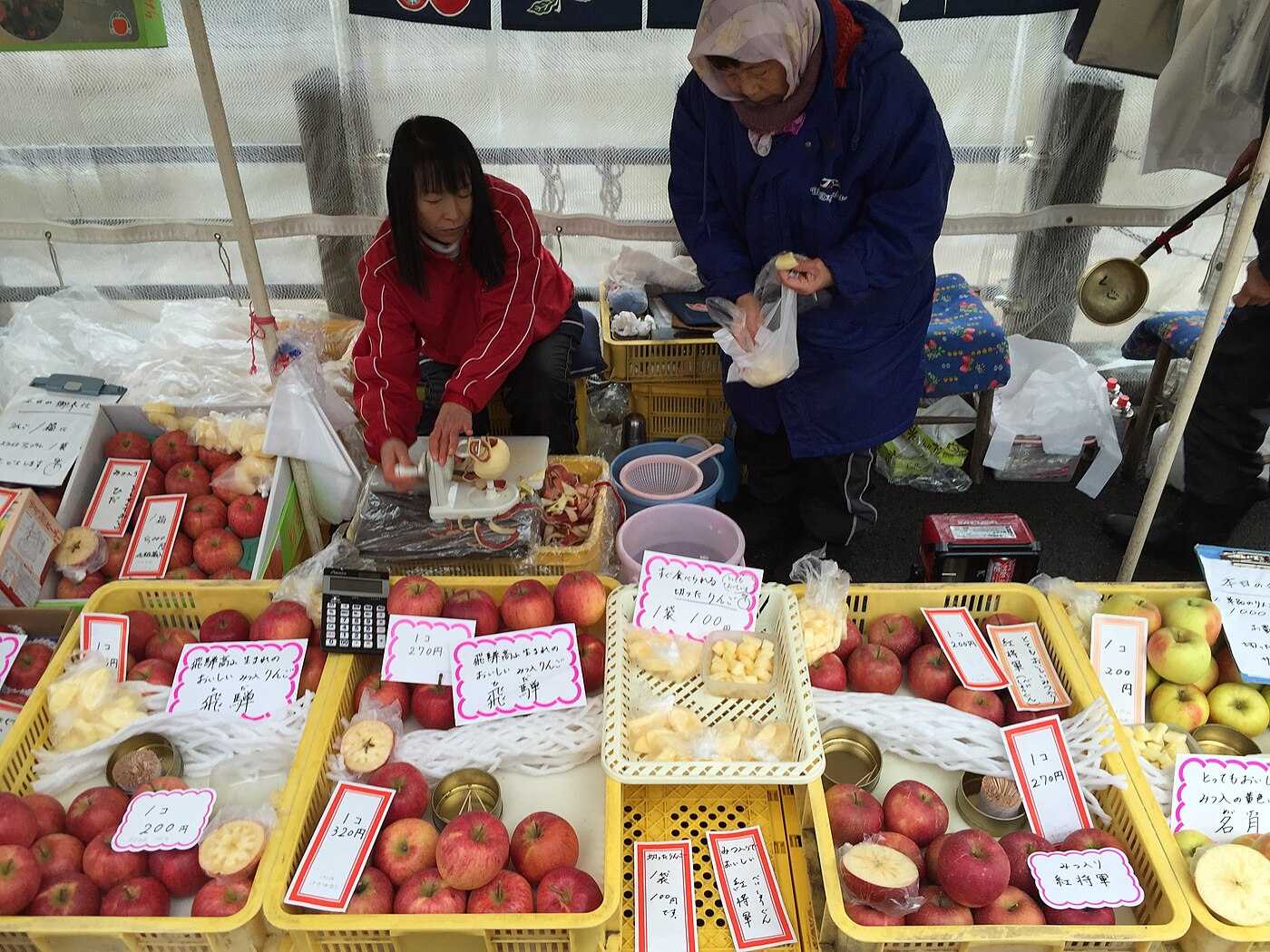 宮川朝市に並ぶ飛騨のりんご
