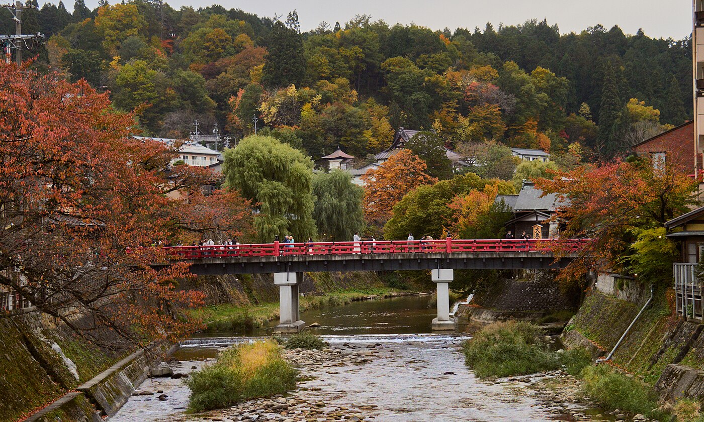 紅葉の宮川と中橋（岐阜県高山市）