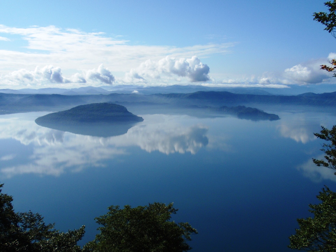 御鼻部山の展望台から見下ろした十和田湖と中山半島・御倉半島