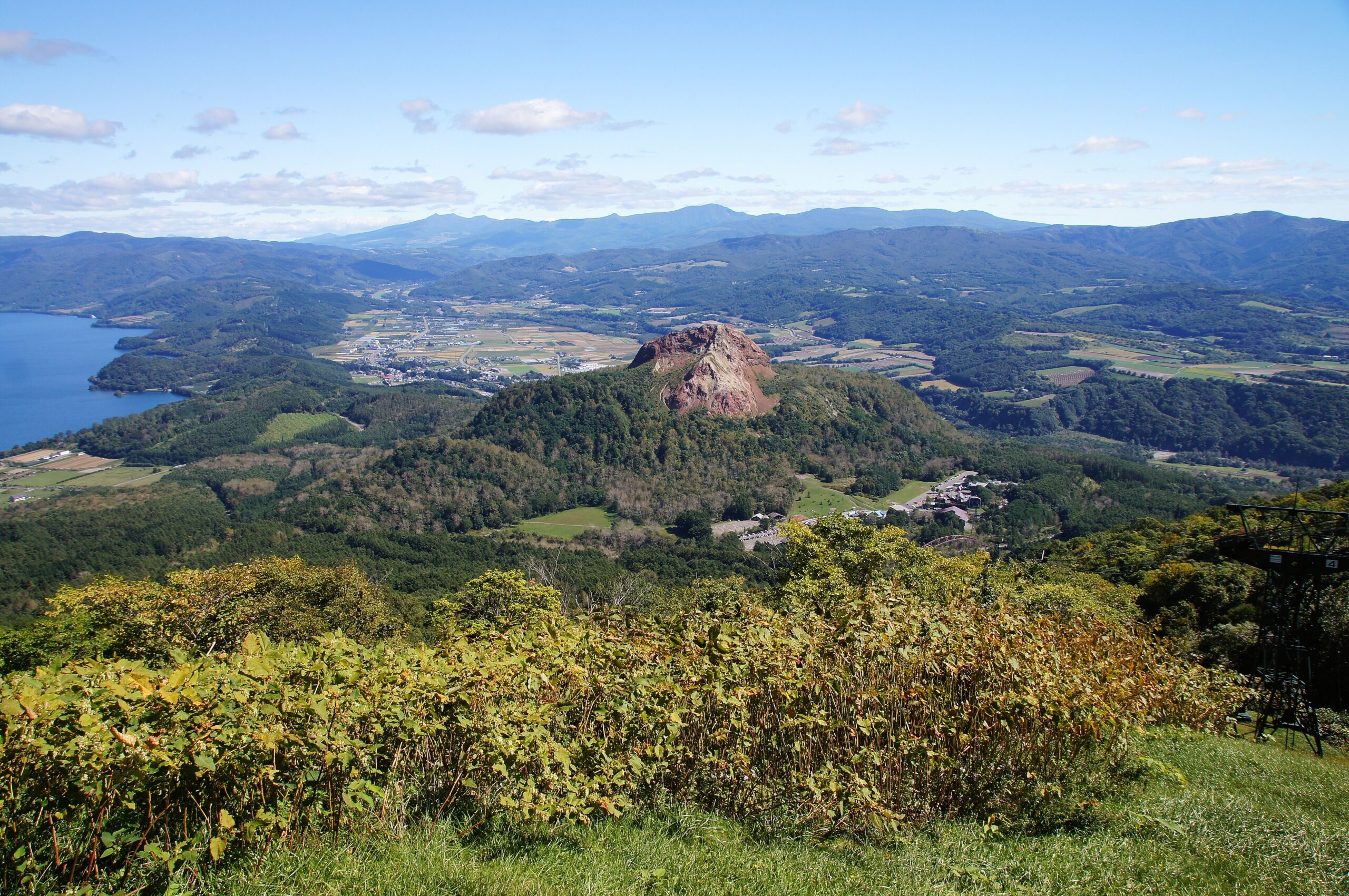有珠山側から望む昭和新山と遠くに広がる洞爺湖