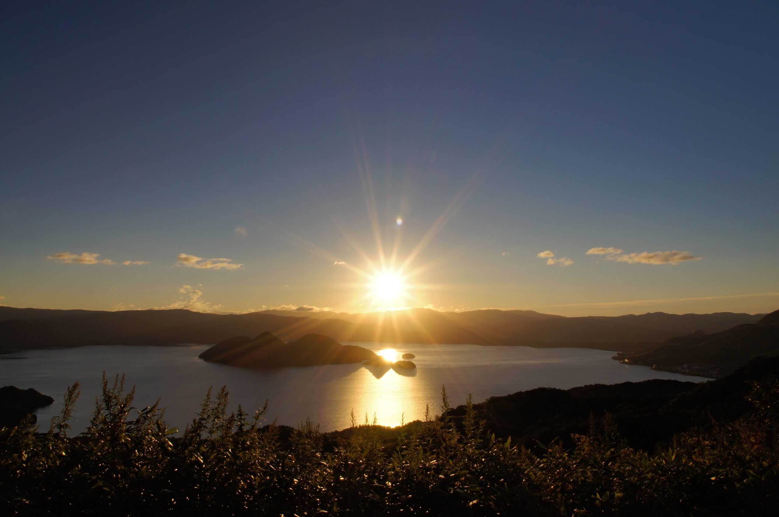 夕日に染まる洞爺湖と湖上に浮かぶ中島