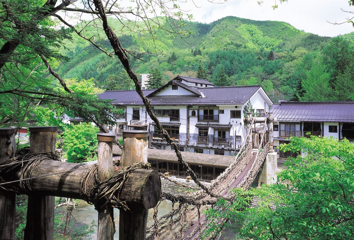 かずら橋の向こうに建つ湯西川温泉 本家伴久
